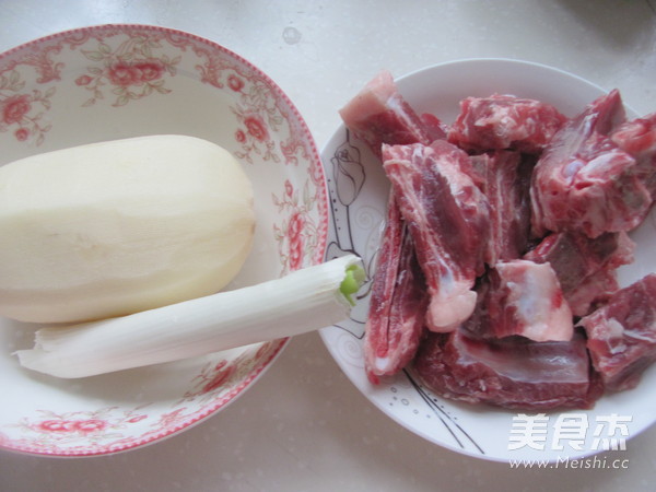 莲藕黑豆排骨汤的做法步骤：1