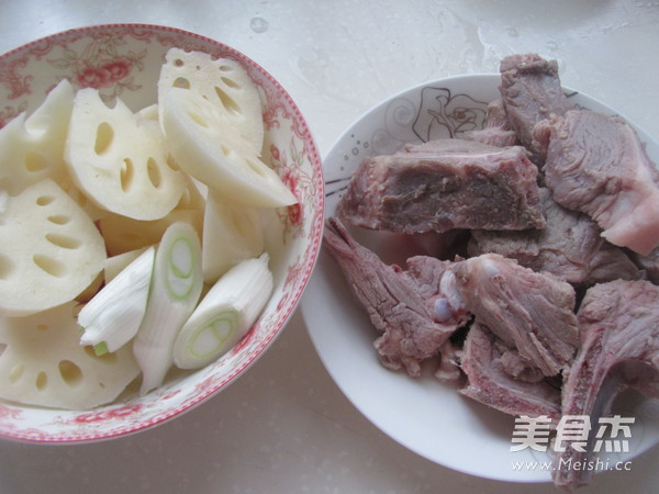 莲藕黑豆排骨汤的做法步骤:3