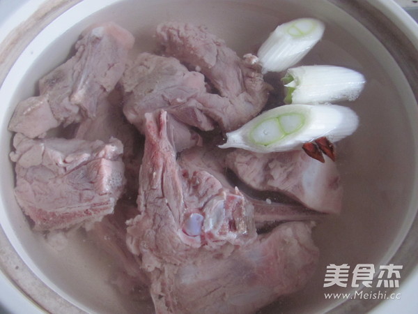 莲藕黑豆排骨汤的做法步骤:4