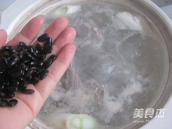 莲藕黑豆排骨汤的做法步骤:5