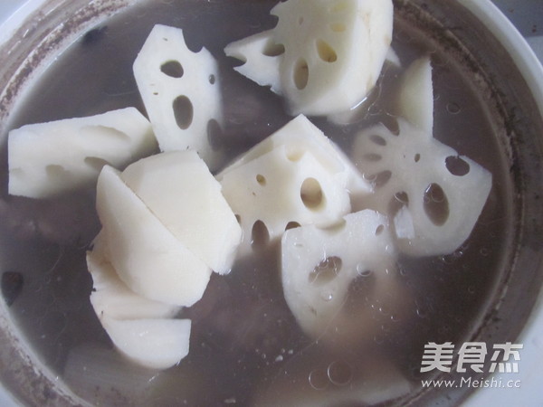 莲藕黑豆排骨汤的做法步骤:6