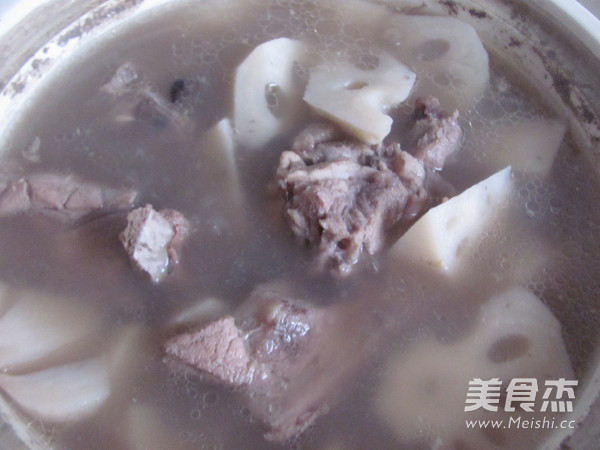莲藕黑豆排骨汤的做法步骤:7