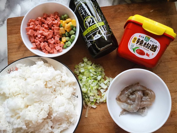 虾仁炒饭的做法步骤：1