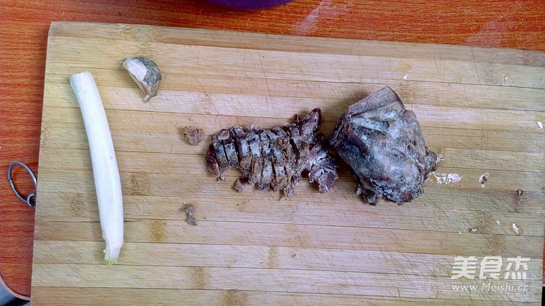 油菜炒羊头肉的做法步骤：1