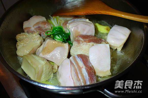 鲍鱼红烧五花肉 的做法步骤:5