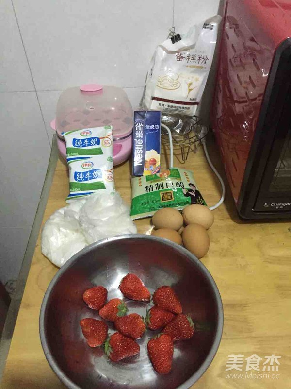 草莓蛋糕卷的做法步骤：1