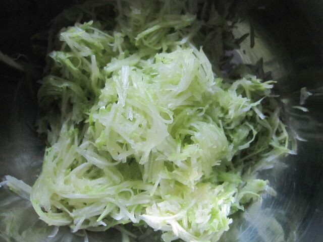 茭瓜鸡蛋饼的做法步骤：1