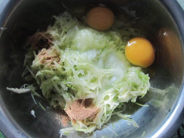 茭瓜鸡蛋饼的做法步骤:2