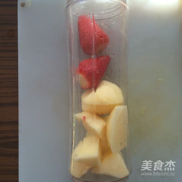 苹果草莓奶昔的做法步骤:3
