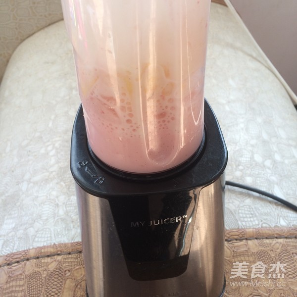 苹果草莓奶昔的做法步骤:5