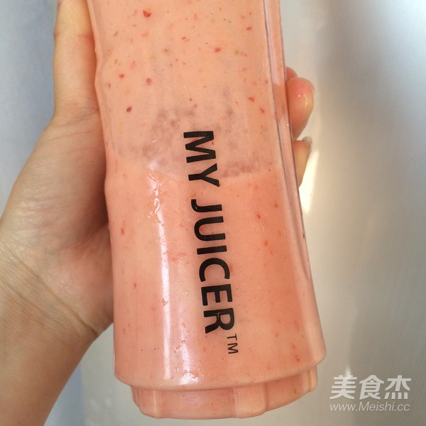苹果草莓奶昔的做法步骤:6