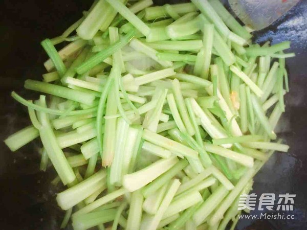 芹菜炒肉的做法步骤：7