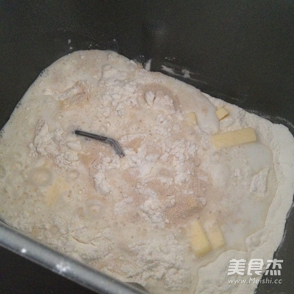 牛肉丸香肠鱿鱼丝披萨的做法步骤：1