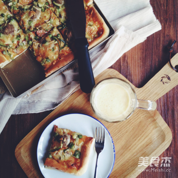 牛肉丸香肠鱿鱼丝披萨的做法步骤:7