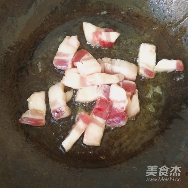 五花肉炖土豆的做法步骤：1