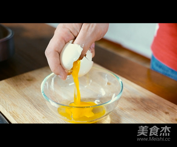 “爸爸牌”爱心蛋炒饭终于出锅啦！的做法步骤：1