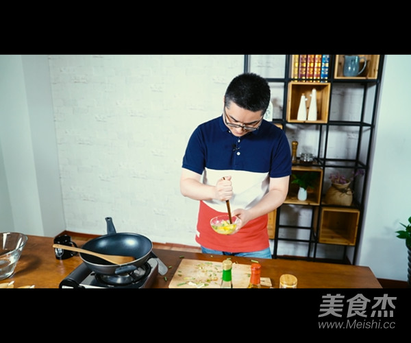 “爸爸牌”爱心蛋炒饭终于出锅啦!的做法步骤:2
