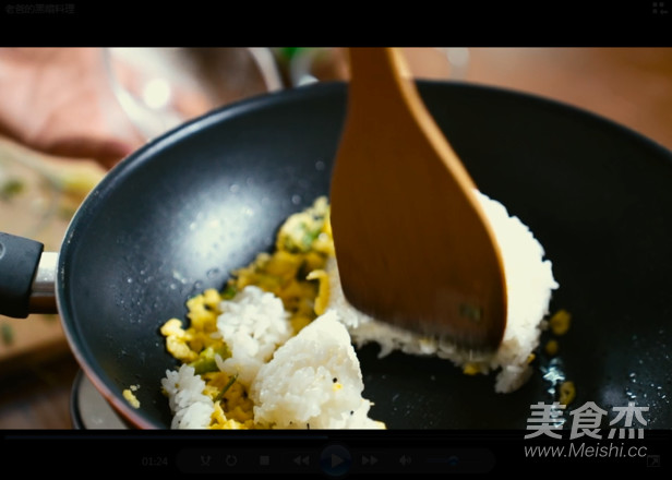 “爸爸牌”爱心蛋炒饭终于出锅啦!的做法步骤:4