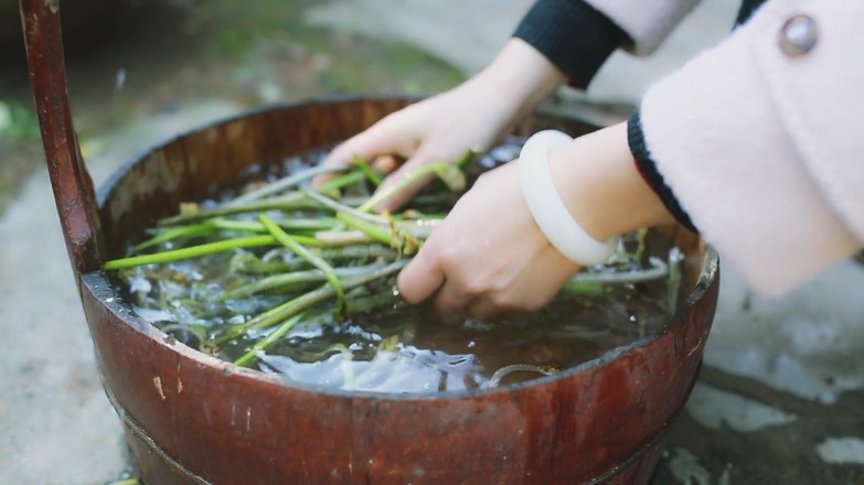 蕨菜炒瘦肉的做法步骤：2