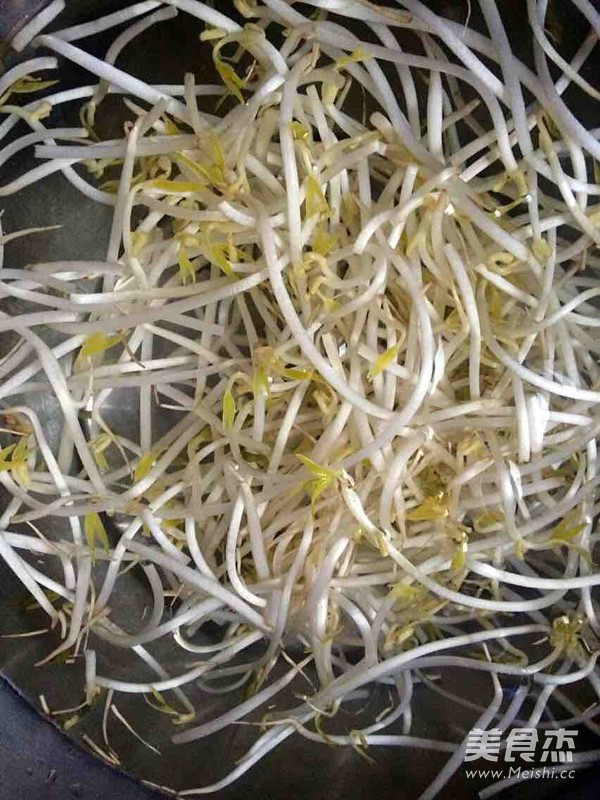 黄瓜豆芽鸡蛋炒饭的做法步骤:2