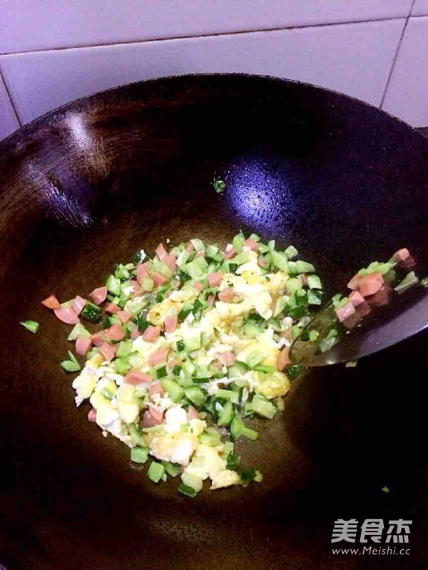 黄瓜豆芽鸡蛋炒饭的做法步骤:3