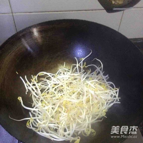 黄瓜豆芽鸡蛋炒饭的做法步骤:4