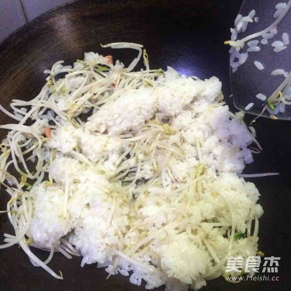 黄瓜豆芽鸡蛋炒饭的做法步骤:5