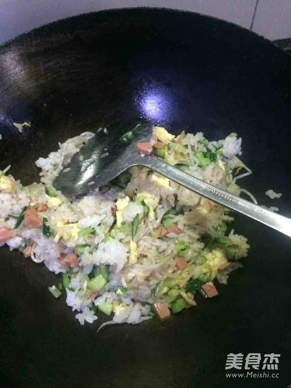 黄瓜豆芽鸡蛋炒饭的做法步骤:6