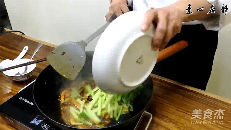 这是一盘不甘心做卤味的香干-庄青山的做法步骤:8