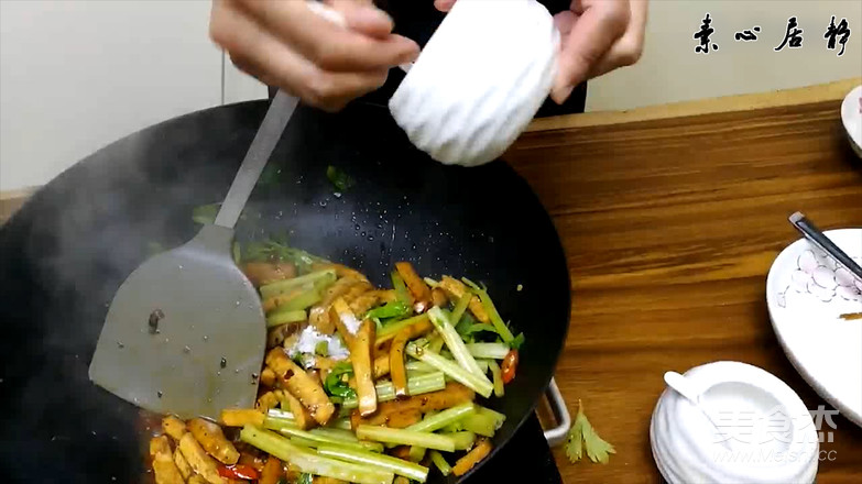 这是一盘不甘心做卤味的香干-庄青山的做法步骤:9