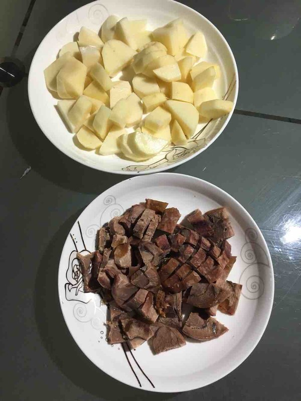 土豆烧牛肉的做法步骤：2