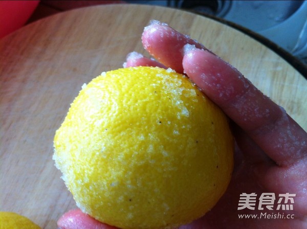 鲜柠檬蜂蜜的做法步骤：1