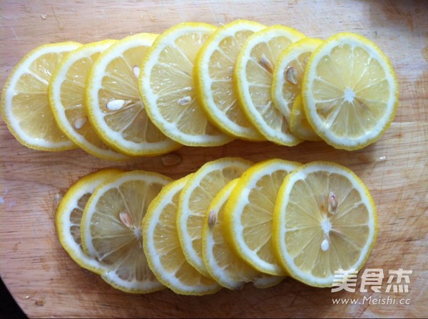 鲜柠檬蜂蜜的做法步骤:2