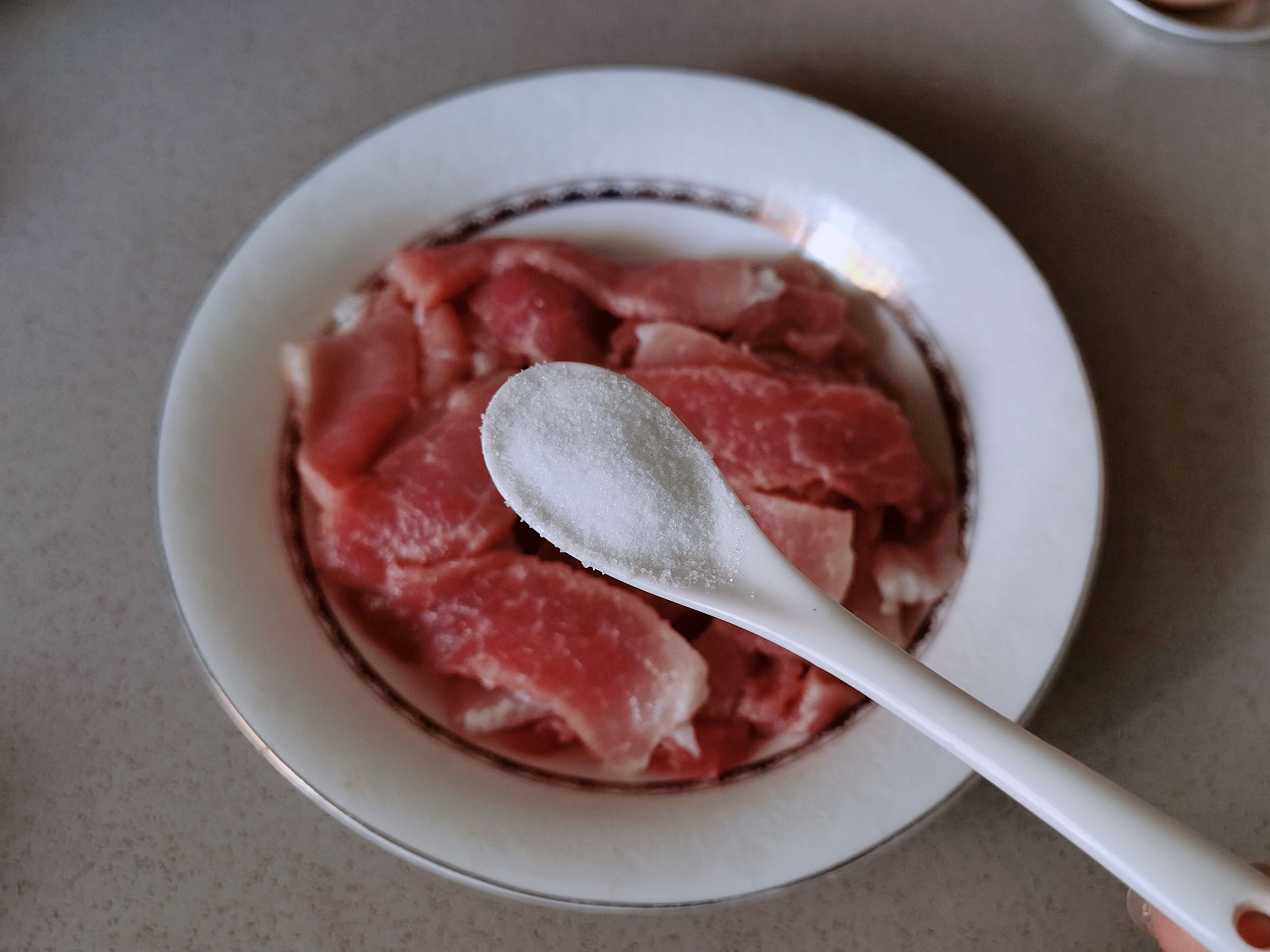 新年菜谱|麻辣鲜香的水煮肉，开胃下饭超过瘾的做法步骤：2