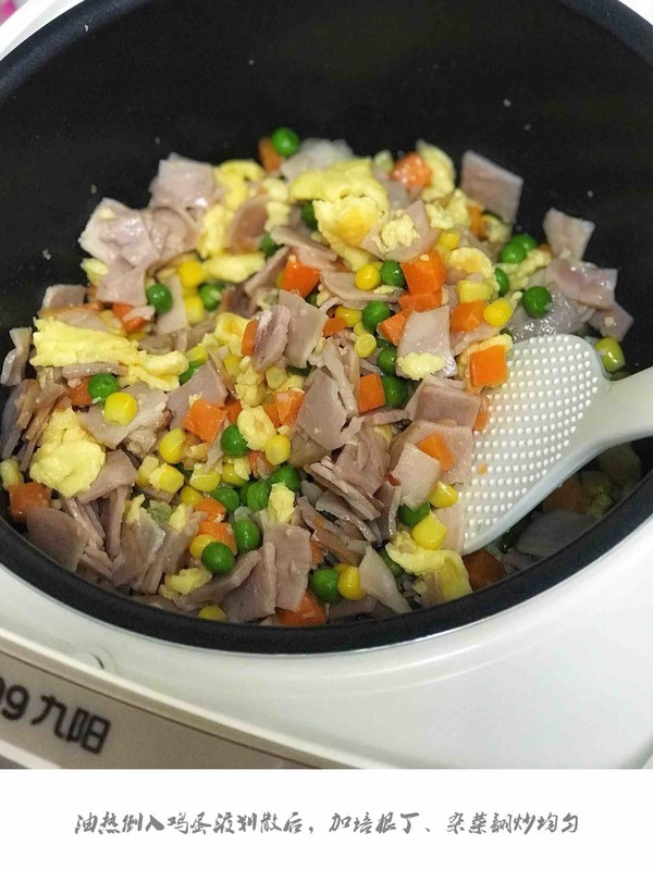 电饭煲版菠萝炒饭的做法步骤:5