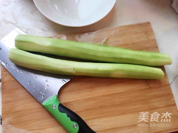 丝瓜炒虾仁的做法步骤：1