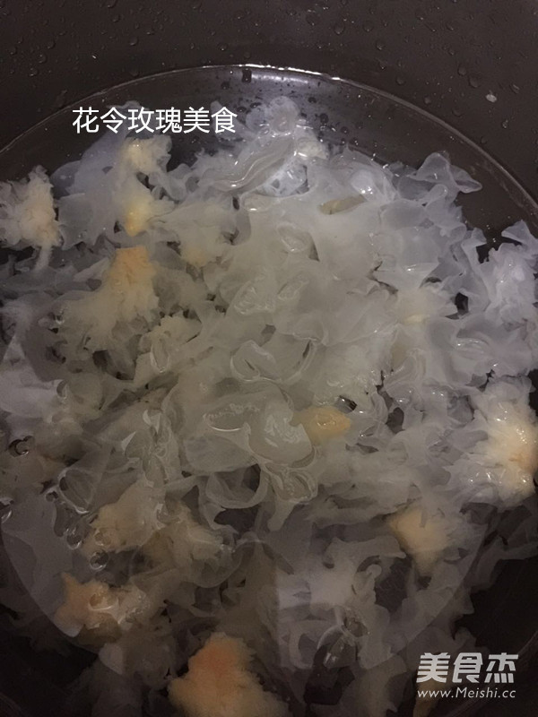玫瑰银耳羹的做法步骤：1
