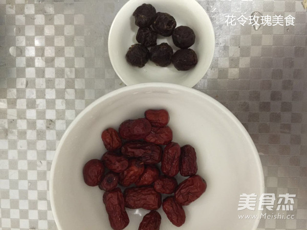 玫瑰银耳羹的做法步骤:2