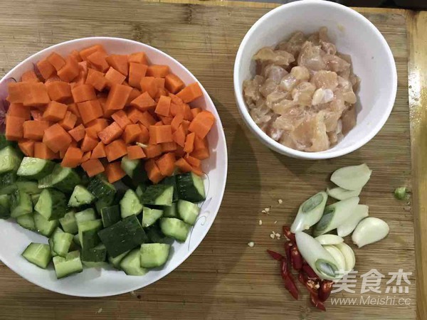 宫爆鸡丁的做法步骤：1
