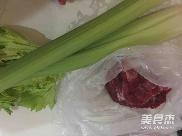 西芹牛肉饼的做法步骤：1