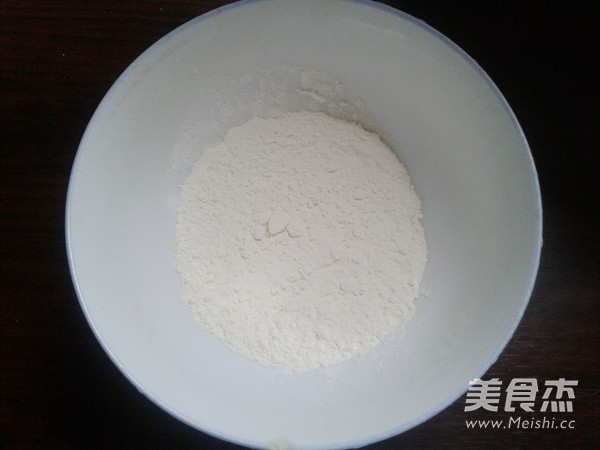 白菜猪肉饺的做法步骤：1