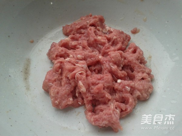 白菜猪肉饺的做法步骤：3