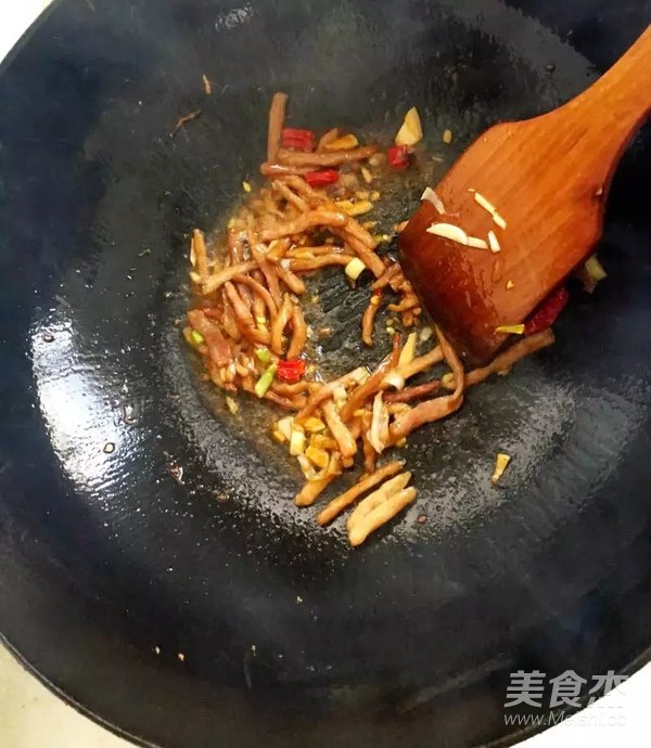 芹菜炒肉丝的做法步骤：4