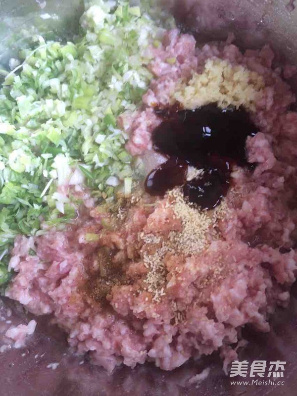 梅干菜肉包子的做法步骤:5