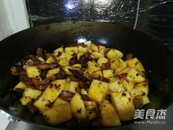 土豆红烧肉的做法步骤：8