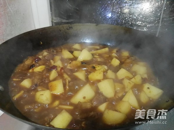 土豆红烧肉的做法步骤：9