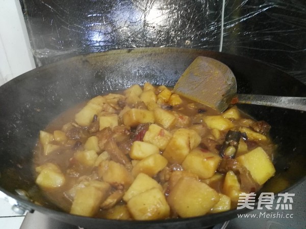 土豆红烧肉的做法步骤：10