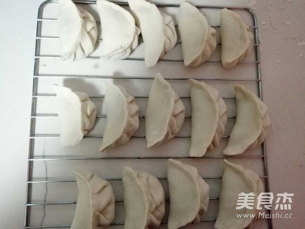 白菜猪肉馅饺子的做法步骤：11