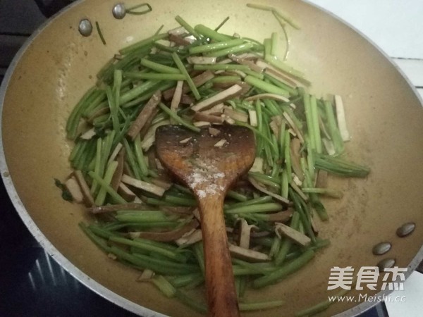 芹菜炒香干的做法步骤：6