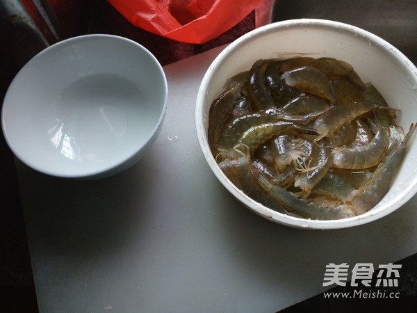 香脆凤尾虾的做法步骤：1